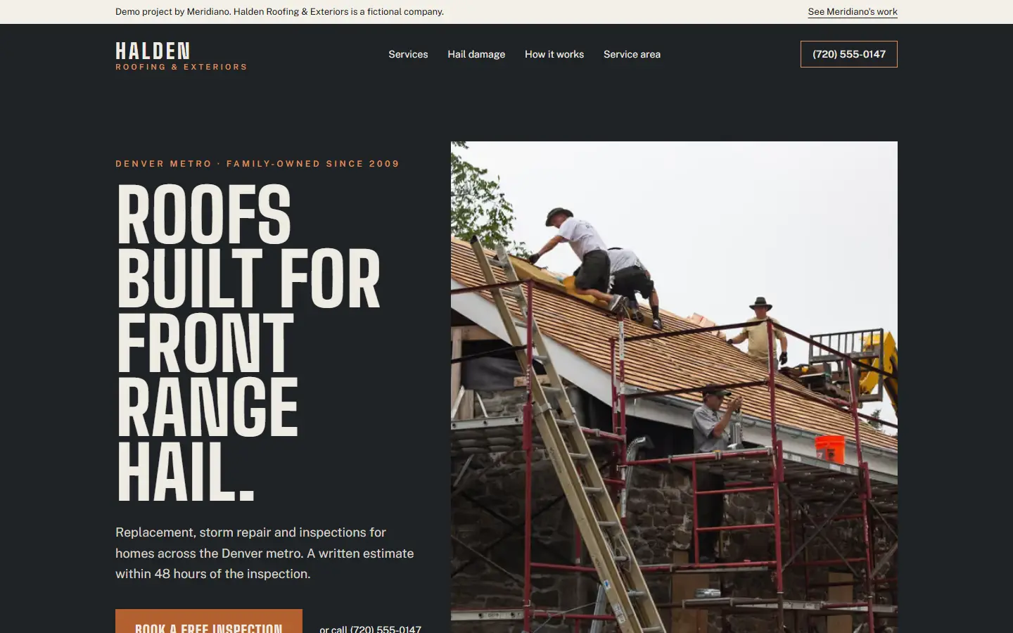 Topo do site demonstrativo Halden Roofing, feito pelo Meridiano: título grande em maiúsculas sobre grafite e foto de uma equipe instalando telhas